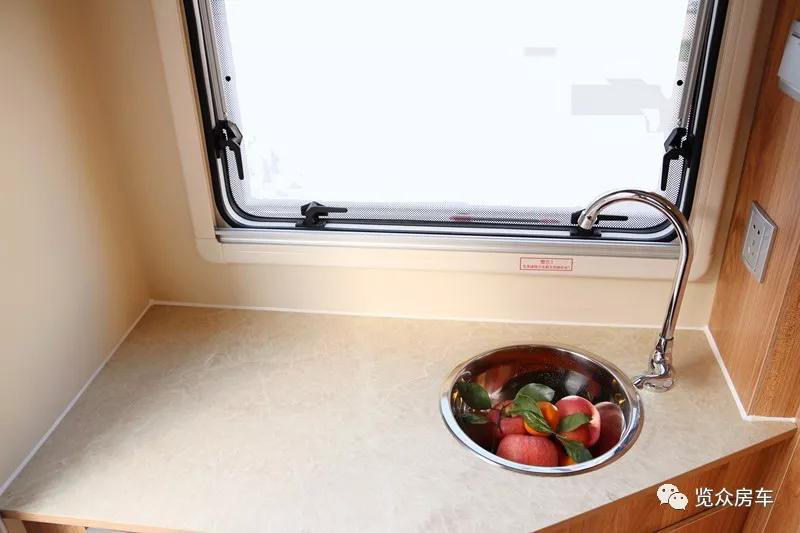 外觀大氣，空間十足的房車(chē)