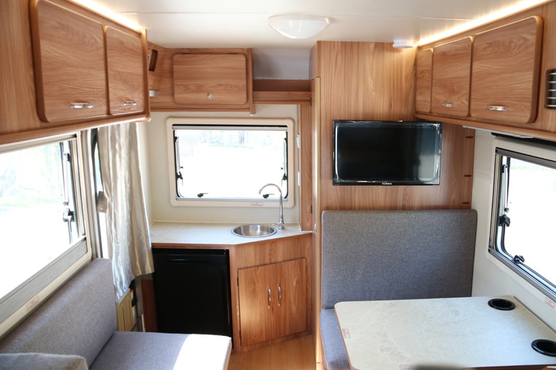 四驅(qū)、兩張超大床人床的房車，看這款