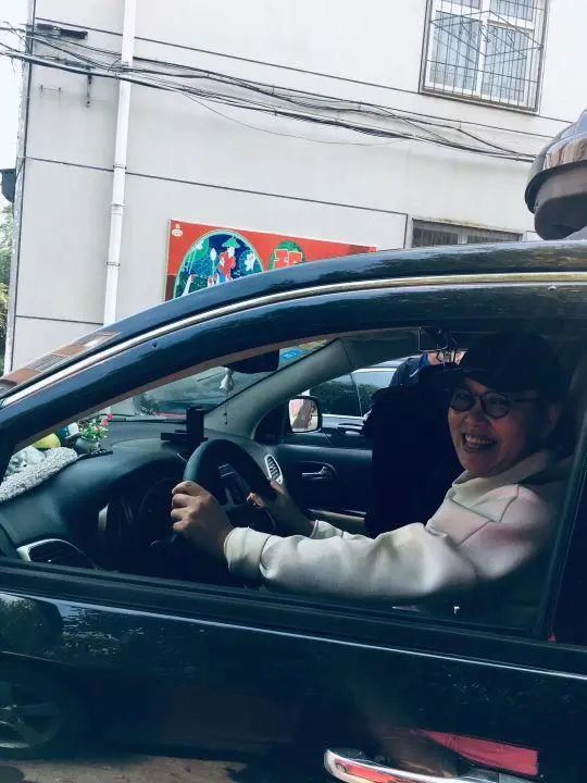 58歲的她，自駕房車旅居，一人兩犬，活成了自己喜歡的樣子